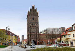 Steintor in Anklam - Wahrzeichen der Hansestadt;  das 32 m hohe Stadttor entstand um 1450. Im Hintergrund der Kirchturm der Marienkirche.