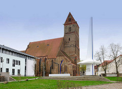 Marienkirche in Anklam - die dreischiffige Hallenkriche der Backsteingotik stammt aus dem 13. Jahrhundert. Rechts das Denkmal für Otto Lilienthal - der Luftfahrtpionier wurde 1848 in Anklam geboren.