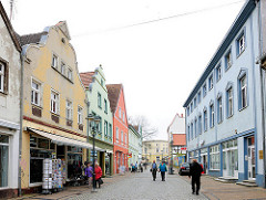 Geschäftsstrasse in Wolgast - historische Häuser, barocke Giebelhäuser.