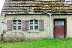 Einfaches Wohnhaus - Holzluken; bemooste Dachziegel - Architekturbilder aus Anklam, Mecklenburg-Vorpommern.