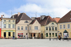 Historische Gebäude, unterschiedlicher Architekturstil am Marktplatz von Darłowo / Rügenwalde, Polen.