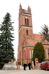 Kirchturm der neogotischen Architektur der katholischen Kirche in Mehlsack / Pieniężno, Polen.