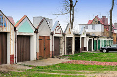 Garagentor aus Holz - Garagenarchitektur mit Giebel versehen - Architekturbilder aus Darłowo / Rügenwalde, Polen.