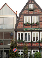 Historischer Architekturstil, Fachwerkhaus - moderner Neubau mit grossen Glasfenstern in Buxtehude.