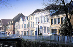 Historische Bürgerhäuser in Buxtehude am Fleth; Wohnhäuser unterschiedlicher Baustile.