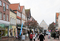Einkaufsstrasse - Geschäftsstrasse in Buxtehude; verkehrsberuhigte Fussgängerzone, Breite Strasse.