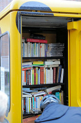 Tauschbücherei in einer Telefonzelle in der Buxtehuder Innenstadt - hier kann ein mitgebrachtes Buch gegen ein Exemplar im Telefonhaus eingetauscht werden.