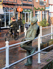 Flethenkieker, Bronzeskulptur von Carsten Eggers am Fleth in Buxtehude.