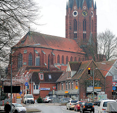 Kirchenschiff und Kirchturm der St. Petrikirche in Buxtehude - Strassenverkehr / Wohnhäuser.