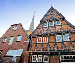 Historische und moderne Architektur in Buxtehude - re. das Fuhrmannhaus, Wohnhaus erbaut 1553; im Hintergrund der Kirchturm der St. Petrikirche.