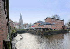 Hafen von Buxtehude bei Niedrigwasser - re. das Gebäude vom Kulturforum am Hafen und die Buxtehuder Malerschule - Industriearchitektur von 1853, ehem. Steingutfarbrik.