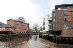 Fotos vom Hafen Buxtehude; rechts neu gebaute Wohnhäuser, lks. Gebäude vom Kulturforum am Hafen und die Buxtehuder Malerschule - Industriearchitektur von 1853, ehem. Steingutfarbrik.