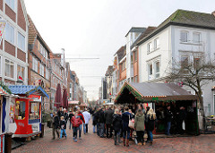 Weihnachtsmarkt am Tag - Glühweinstand; Lange Strasse in Buxtehude.