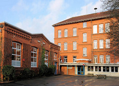 Albert Schweitzer Schule Buxtehude; erbaut 1908 - 09 - Ziegelfassade.