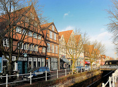 Historische Bürgerhäuser in Buxtehude am Fleth; Wohnhäuser unterschiedlicher Baustile.