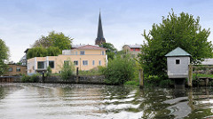 Die ESTE kurz vor der Stadt Buxtehude am Hafen - die Uferpromenade wird neu bebaut - Kirchturm der St. Petrikirche.