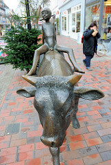 Bronzestier / nackter Junge - Kunst im Öffentlichen Raum in Buxtehude, Breite Strasse. Entwurf + Ausführung F. Müller - Belegne (?), 1988