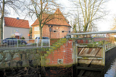 Alte Schleuse mit Holztoren / Flethschleuse - historisches Gebäude - Marschtorzwinger; Rundturm - Teil der ehem. Stadtmauer von Buxtehude.