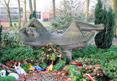 Denkmal im Stadtpark Buxtehude - liegende Figur, Inschrift 1939 - Kränze.