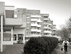 Moderne Architektur - Plattenbauten; mehrstöckige Wohnhäuser, Balkons.