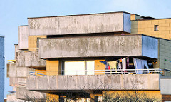 Wohnhäuser in Buxtehude - Architektur der 1970er Jahre; Betonarchitektur - massive Balkons.