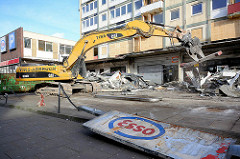 Der Abriss bei den Esso-Häusern hat begonnen - die legendäre Tankestelle auf dem Hamburger Kiez an der Reeperbahn wurde am 12.02.14 abgerissen; ein Bagger räumt die Metallteile in Container.