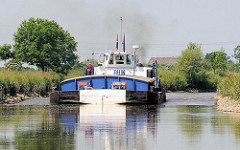 Binnenschiff auf der Pinnau in Fahrt Richtung Hafen Uetersen.
