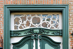 Eingangstür / Oberlicht mit Schnitzereien versehen - 1763 erbautes Konventualinnenhaus am Klosterhof in Uetersen, Kreis Pinneberg.