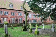 Kirchhof (Jungfernfriedhof) der Klosterkirche in Uetersen, Kreis Pinneberg. Im Hintergrund die Barockarchitektur vom Südhaus.