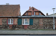Mitte des 19. Jahrhunderts entstanden Stadtmauer Ludwigslust - hier Teil eines Wohnhauses; Fenster mit Holzläden.