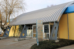 Moderne Architektur - Kundencenter der Stadtwerke in Ludwigslust - Metalldach.