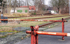 Alte Schranken / Gleisanlage - stillgelegtes Bahngebäude mit dem Schild Uetersen Ost.
