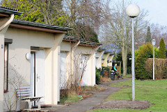 Einfache Reihenhäuser mit Flachdach - Architektur der 1960er Jahre in Uetersen Kreis Pinneberg.