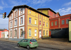 Gebäude der Klostermühle in Uetersen, Kreis Pinneberg - farbige Fassade, Gründerzeitarchitektur / Industriearchitektur.