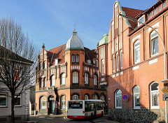 Klinkerarchitektur, Ziegelfassade - lks.ehem. Volksbank, erbaut 1901 - re. ehemalige  Sparkasse, erbaut 1908 in Uetersen - Kreuzung Kuhlenstrasse / Kreuzstrasse.
