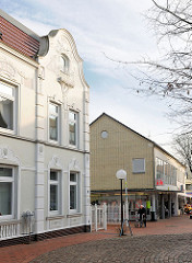 Historische Jugendstilarchitektur - Wohnhaus in Uetersen; schlichter Gewerbebau mit gelber Klinkerfassade, Geschäft - Fotos aus der Stadt Uetersen, Kreis Pinneberg.