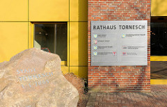 Schild Rathaus Tornesch, Kreis Pinneberg - direkt auf der Grenze zu Uetersen gelegen.