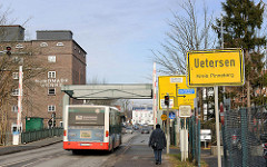 Ortsschild Uetersen, Kreis Pinneberg - Klappbrücke über die Pinnau; Autobus.
