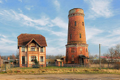 Historischer Wasserturm und Wohngebäude in Ludwigslust.