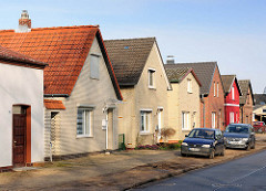 Einzelhäuser mit Spitzdach / gelber Klinkerfassade; Alsenstrasse in Uetersen, Kreis Pinneberg.