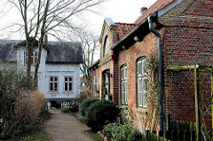 Gebäude Klosterhof Uetersen - denkmalgeschutze Architektur; im Hintergrund das Haus des Klostersyndikus, erbaut 1875 - rechts das Kutscherhaus.