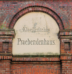 Klösterliches Praebendenhaus - Inschrift; erbaut 1879 - Armenhaus Kloster Uetersen.