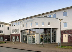 Moderne Architektur in Ludwigslust - Eingang vom Landratsamt der Stadt.