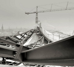 Baustelle Elbhilharmonie Hamburger Hafencity - Dachkonstruktion; Baukran und Stahlträger.