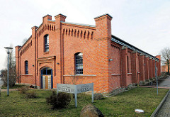 Stadthalle Ludwigslust - ehem. Reithalle des Dragonerregiments - erbaut 1894. Die Backsteinarchitektur steht unter Denkmalschutz.
