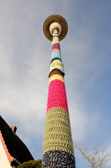 Eingestrickter Laternenmast in Uetersen - Guerilla Knitting, Urban Knitting.
