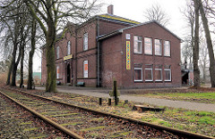 Bahngleise an der Finkenbrook - ehem. Berufsschule; jetzt Gebäude der Uetersener Tafel / Sozialkaufhaus.