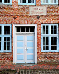 Eingang und Inschrift der ehemaligen Mädchen-Bürgerschule in Uetersen; 1813 errichtet.