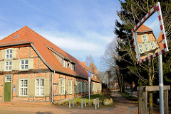 Ehem. Herzogliches Waschhaus, erbaut 1785 - eingeschossiges Fachwerkgebäude mit Krüppelwalmdach.
