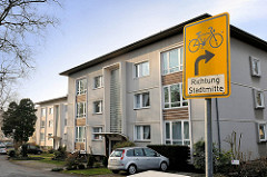 Mehrstöckige Wohnblocks - Schild Fahrräder Richtung Stadtmitte - Bilder aus Uetersen, Kreis Pinneberg.